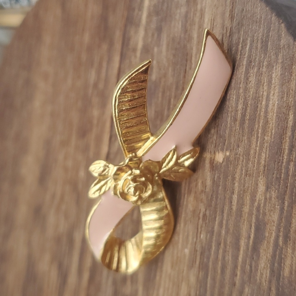 Avon pink breast cancer‎ ribbon brooch B541